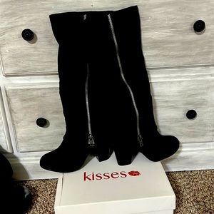 Tall black boots with zipper.. suede material..